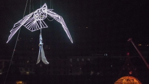 estructura metálica con forma de pájaro de luz