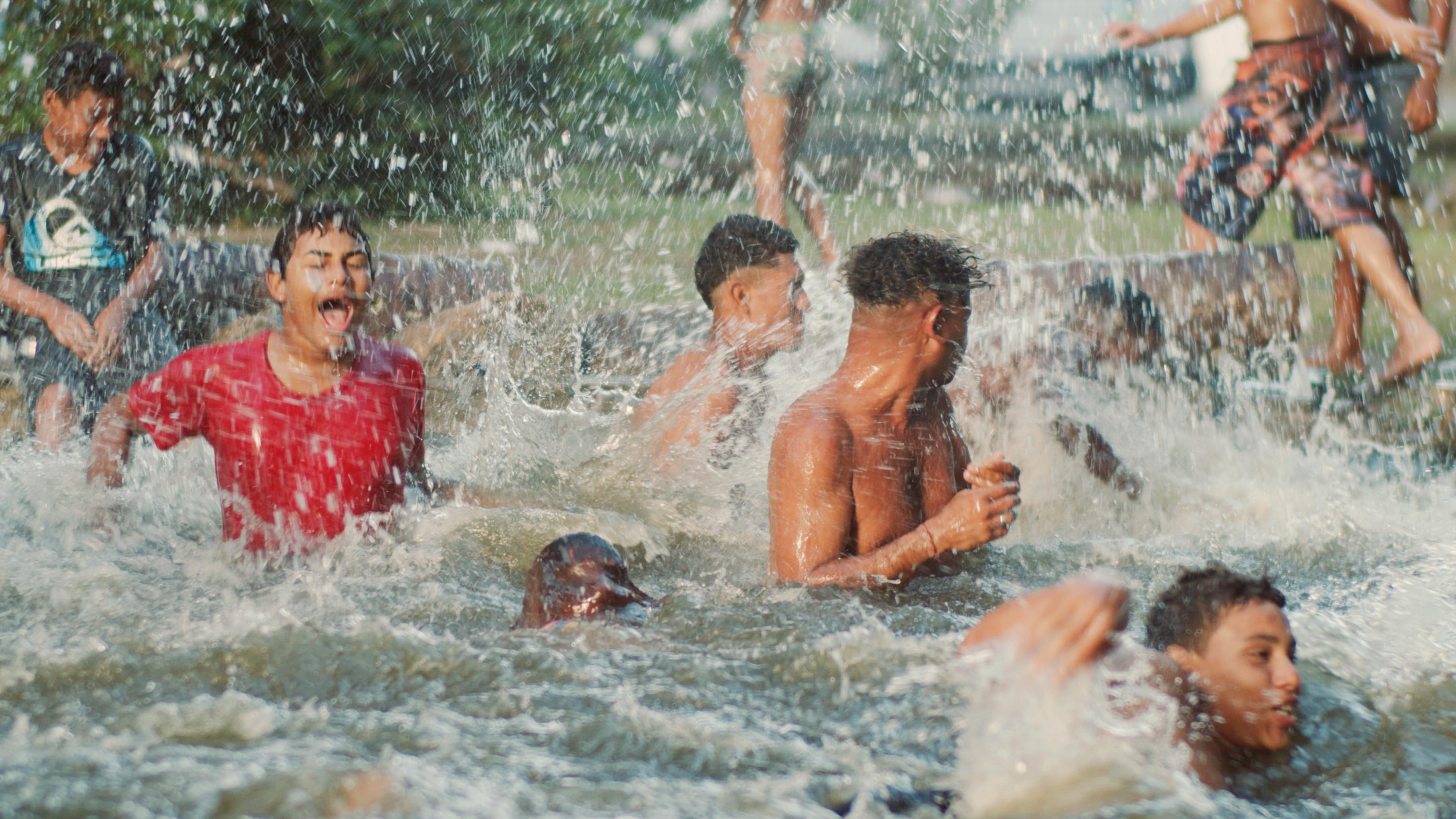 niños dentro del agua salpicándose