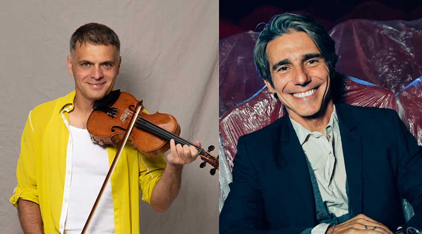 Retrato dividido de dos hombres sonriendo. A la izquierda, un violinista con camisa amarilla sostiene un violín y un arco frente a un fondo claro. A la derecha, un hombre con traje oscuro
