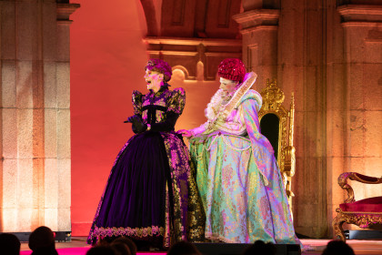 DOS TRONOS DOS REINAS
